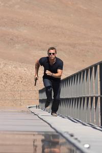 Quantum of Solace - 8 x 10 Color Photo #8