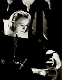 Queen Christina - 8 x 10 B&W Photo #9
