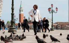 The Tourist - 8 x 10 Color Photo #45