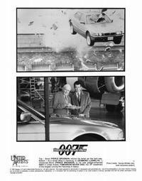 Tomorrow Never Dies - 8 x 10 B&W Photo #12